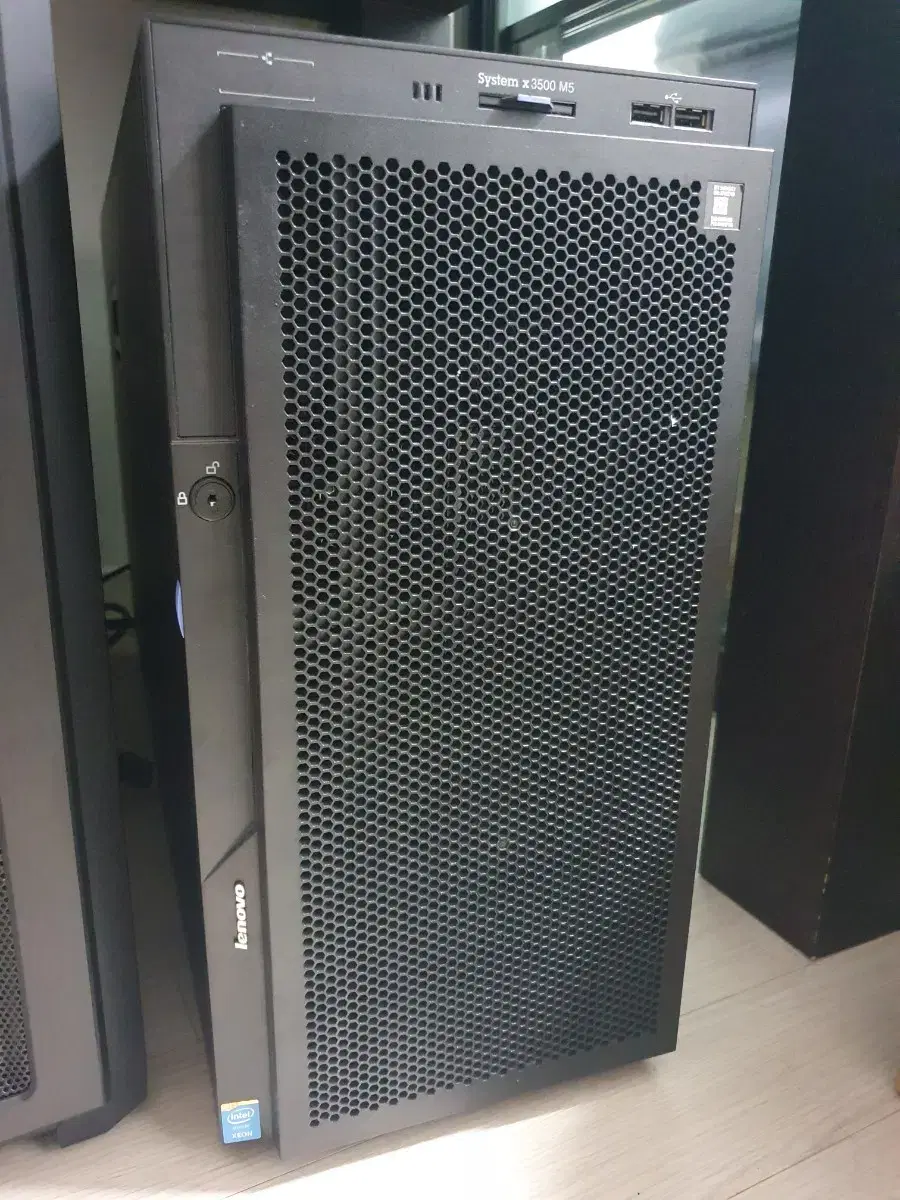 Lenovo Server X3500 M5 Tower